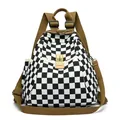 Sac à dos à damier noir et blanc avec bretelles marron et boucle métallique dorée - Carreaux Noir et Blanc