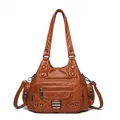 Sac bandoulière marron en cuir souple avec plusieurs poches et rivets argentés - Marron