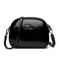 Borsa a tracolla a conchiglia in pelle cerata nera lucida con logo a canguro dorato - Nero