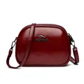 Borsa a conchiglia in pelle cerata bordeaux lucida con logo a canguro in argento - Borgogna