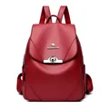 Zaino da donna in pelle rosso scuro con trama martellata e chiusura a girello - Rosso