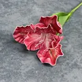 Iris artificiel rouge profond avec bords blancs ondulés et tige verte sur gris - Rouge Foncé