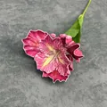 Iris artificielle magenta en EVA avec bords ondulés blancs et tige verte réaliste - Rouge Rose Foncé