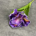 Iris artificiel violet foncé avec pétales blancs ondulés et feuilles vertes - Violet