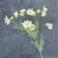Einzelner Zweig weißer künstlicher Kosmosblumen mit realistischen gelben Staubgefäßen - Weiß