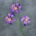 Branche de lys artificiel avec trois fleurs à rayures mauves et tiges réalistes - Violet foncé