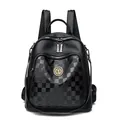 Schwarzer Lederrucksack mit glänzendem Schachbrettmuster und goldenem Emblem - Schwarz