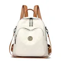 Rucksack mit Schachbrett-Prägung in Creme, Karamell-Riemen und goldenem Metall-Emblem - Gebrochenes Weiß