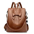 Brauner Damenrucksack aus Kunstleder mit Schleife und kleinem Bären-Anhänger - Braun