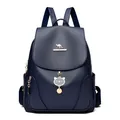 Σκούρο μπλε δερμάτινο σακίδιο με χρυσό λογότυπο καγκουρό και κρεμαστό γατάκι - Μπλε