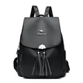 Sac à dos femme en cuir grainé noir avec glands et boucle élégante en argent poli - Noir
