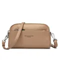 Umhängetasche aus kaffeebraunem Leder mit Kieselstruktur, Mehrschicht-Reißverschluss und Silber - Khaki
