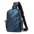 Sac de poitrine bleu marine imperméable avec sangle réglable et plusieurs poches zippées - Bleu