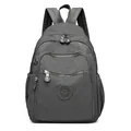 Sac à dos en nylon imperméable gris foncé avec plusieurs poches et écusson rond - Gris clair