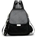 Schicker schwarzer Rucksack mit Webmuster-Textur und goldenen Nieten in klassischem Schwarz - Gewebtes Schwarz