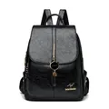 Mochila vintage de cuero negro para mujer con colgante de gato dorado y logotipo metálico - Negro