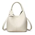 Sac seau en cuir grainé blanc cassé avec double poignée et pendentif ours - Blanc