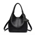 Sac seau en cuir noir avec textures croco et grainées et charm d'ours décoratif - Motif Crocodile Noir