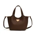 Dunkelbraune Leder-Tote-Tasche mit Kieseltextur und dreieckiger Metall-Logo-Plakette - Braun