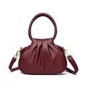 Sac à main plissé bordeaux chic avec détails dorés et poignée rigide arrondie - Rouge