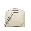 Bolso tipo cubo de cuero encerado beige con cadena plisada y correa ajustable - Blanco Roto