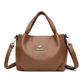 Bolso marrón de cuero litchi con logo de canguro plateado y correa ajustable - Amarillo