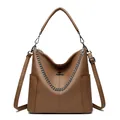 Borsa tote marrone in finta pelle con grana litchi, catena argento e logo canguro - Marrone