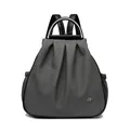 Mochila plisada gris oscuro con asa de metal y escudo floral para mujeres - Negro