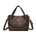 Sac à main marron à motif serpent avec logo kangourou et chaîne en métal décorative - Marron