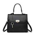 Klassische schwarze Lederhandtasche mit Kieselstruktur, Goldbeschlägen und Trageriemen - Schwarz