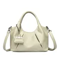 Borsa a mano a pieghe in pelle beige con manico e piccolo ciondolo decorativo - Bianco Sporco
