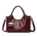 Borsa a mezzaluna rosso scuro in pelle arricciata con mini pochette coordinata - Rosso