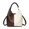 Bolso de hombro bicolor en marrón y beige con textura de grano y colgante de osito - Marrón Beige