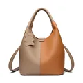 Bolso tipo cubo bicolor de cuero granulado con charm de oso y doble asa superior - Caqui Amarillento
