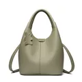 Bolso tipo cubo de cuero verde oliva con grano de lichi y colgante de osito - Verde