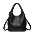 Elegante bolso hobo de cuero granulado negro con un lindo colgante de oso a juego - Negro