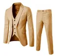 Dettaglio di un abito tre pezzi kaki slim fit con giacca, gilet e pantaloni su bianco - S / Top E Pantaloni / Modello a Un Bottone / Cachi