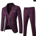 Abito da uomo tre pezzi viola scuro, vestibilità slim con giacca, gilet e pantaloni - S / Top E Pantaloni / Modello a Un Bottone / Fucsia