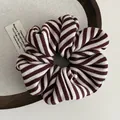 Detalle de coletero de punto a rayas rojas y blancas con textura plisada suave y elástica - Rojo