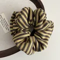 Primer plano del coletero de punto a rayas con textura acanalada gris y amarillo mostaza - Amarillo