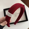Dettaglio cerchietto in velluto rosso con quattro file di eleganti perle bianche - Perla / Borgogna