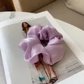 Détail d'un grand chouchou en organza violet avec une finition nacrée scintillante - Violet