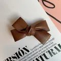 Pinza para el pelo con lazo de cuero PU marrón con diseño de nudo clásico y acabado mate - Café