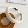 Chunky beige sponge headband with knitted texture and handmade label for women - Off-white