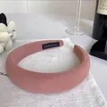 Serre-tête rembourré rose clair fait main avec texture tricotée sur tissu blanc - Rose Clair