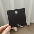 Detalle del cartón negro para exhibir joyas con orificio para colgar y logotipo N1 - Estilo de Tarjeta de Horquilla Minimalista Negra