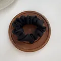 Elastico per capelli in raso nero lucido con design a pieghe su vassoio - S / Nero