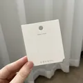 Witte minimalistische haarpeldkaartstijl