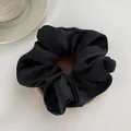 Elegante elastico scrunchie grande in raso nero con finitura setosa su legno - L / Nero