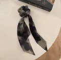 Detalle de coletero con lazo largo y estampado tie-dye en elegante gris y negro - Gris Azulado